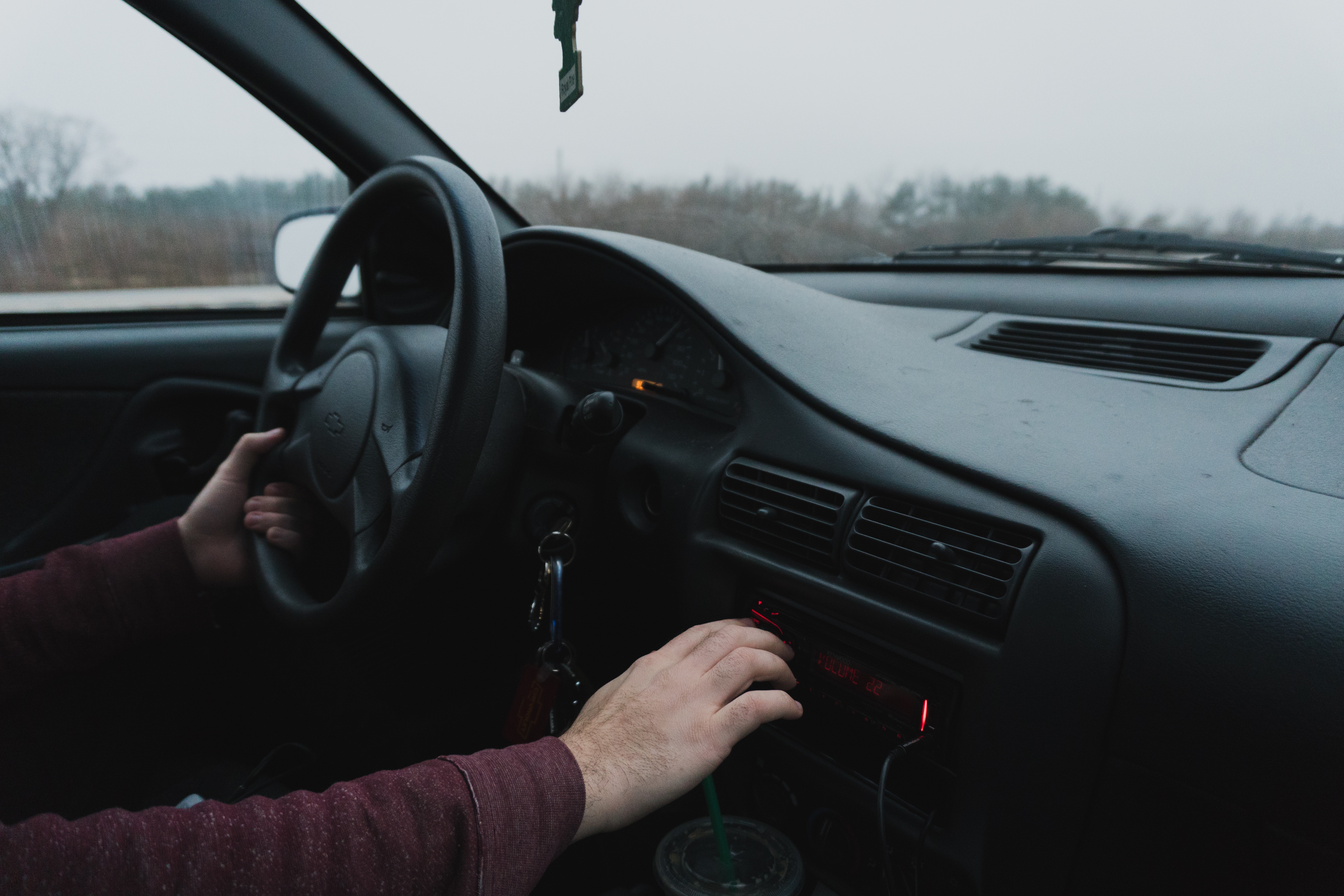 conducteur tient son volant et effectue des réglages. Crédits : Courtney Corlew