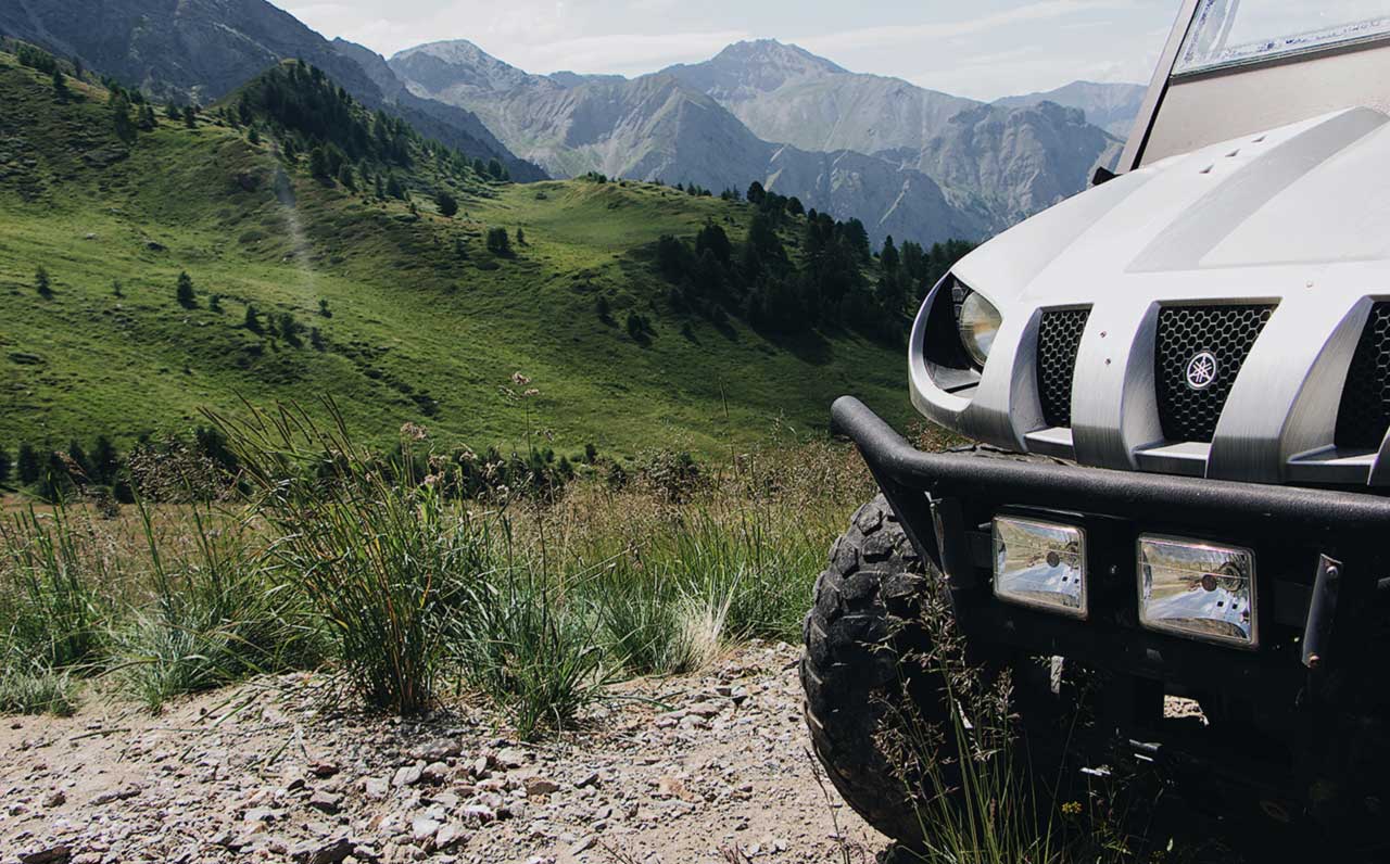 voiture garée au bord des montagnes