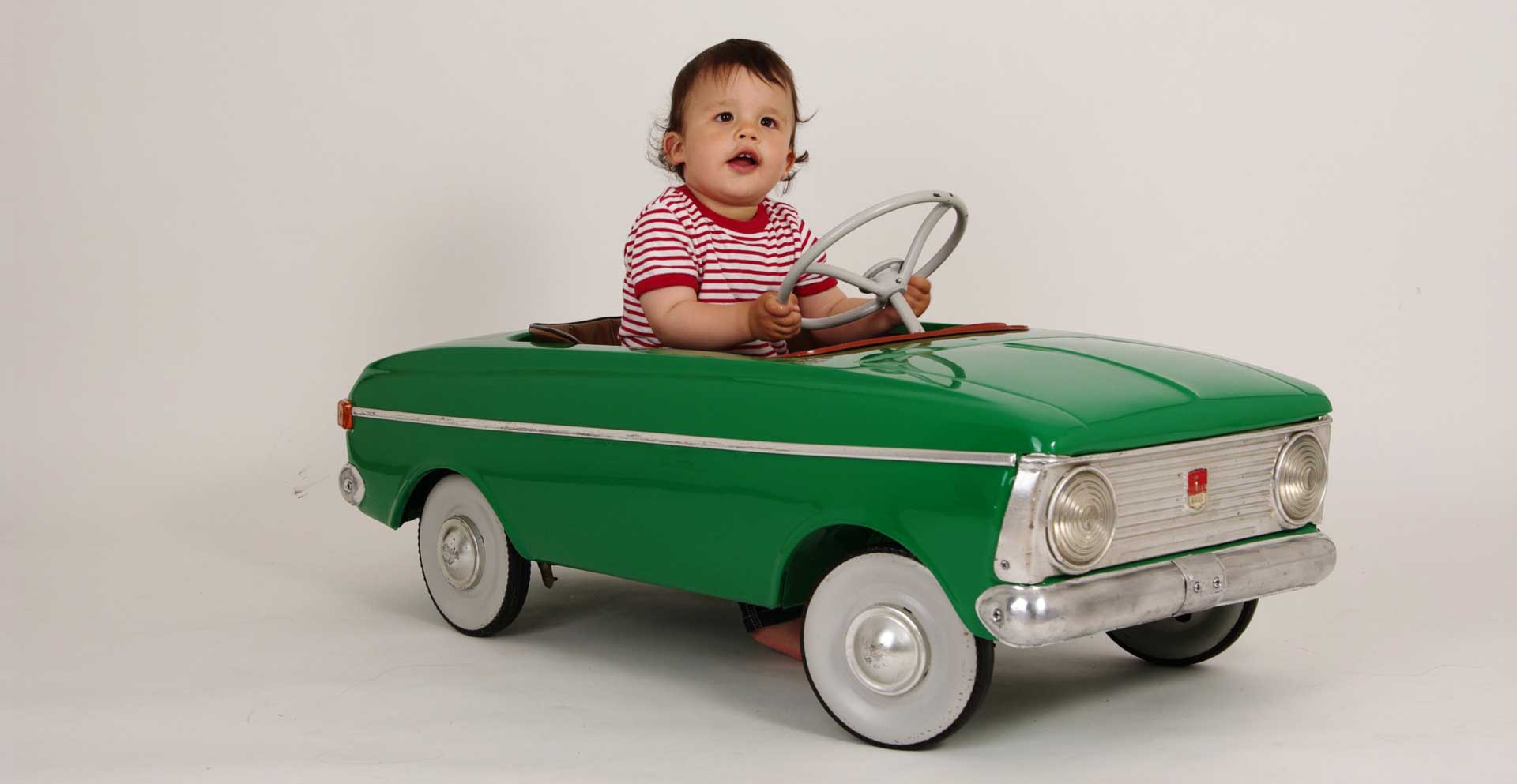 enfant joue avec voiture