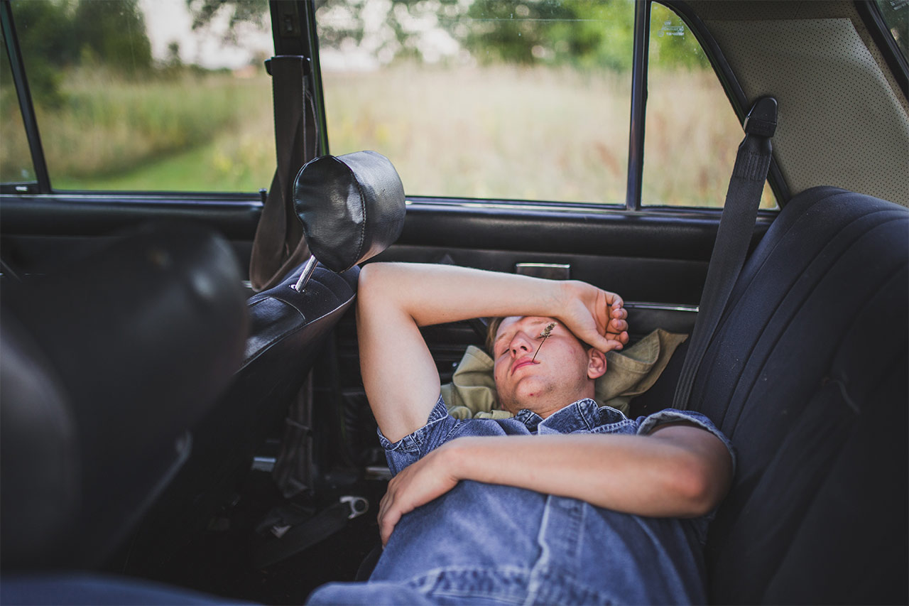 conducteur dort dans la voiture