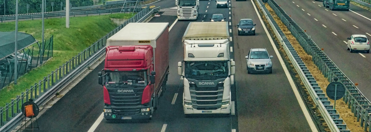 camions sur l'autoroute