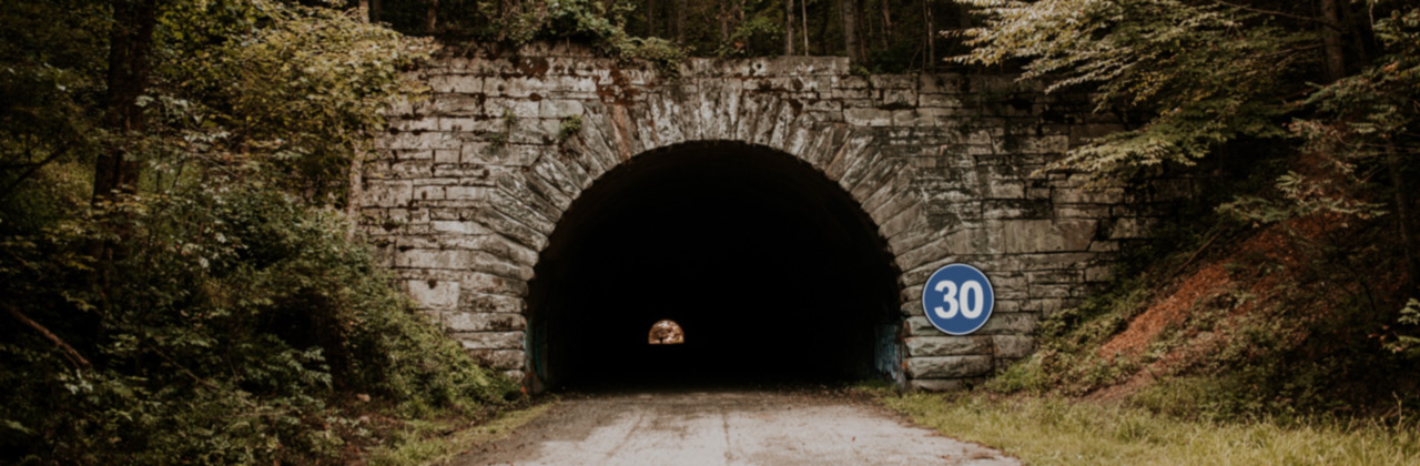 panneau vitesse minmale 30 km/h à l'entrée d'un tunnel