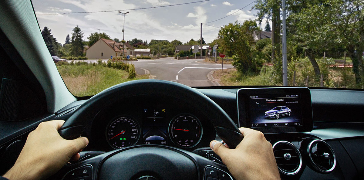 personne abordant une intersection au volant de sa voiture