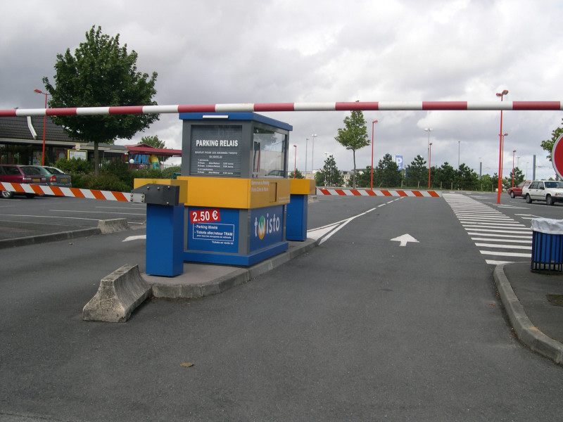parking relais - Par Alain Caraco sur Wikipédia français — Photographie par Alain Caraco, CC BY-SA 3.0, https://commons.wikimedia.org/w/index.php?curid=1613356