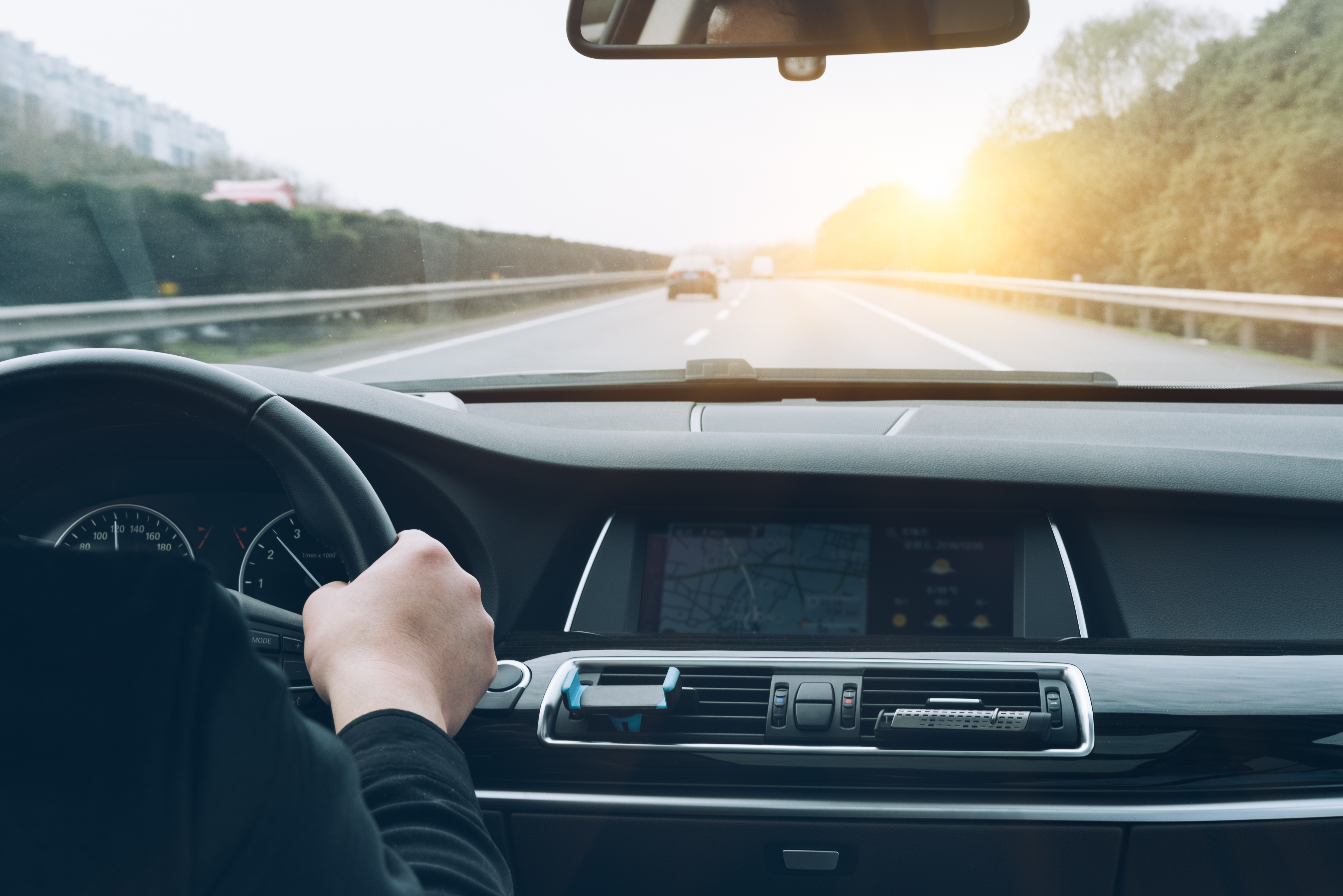 Personne au volant d'une voiture