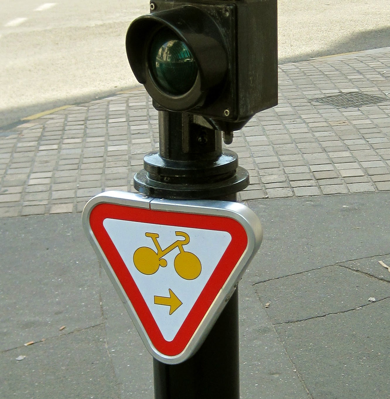Le panneau de tourne à droite cycliste